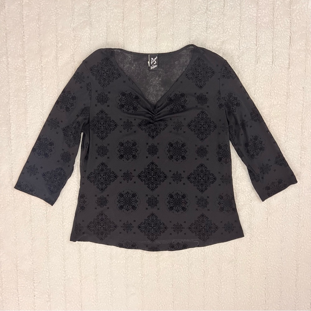 Vintage 90s black quarter sleeve gothic printed top v neck w ruched detail